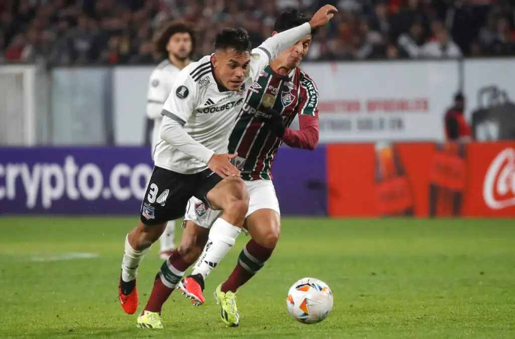 Vicente Pizarro contra Fluminense durante el partido de Copa Libertadores.