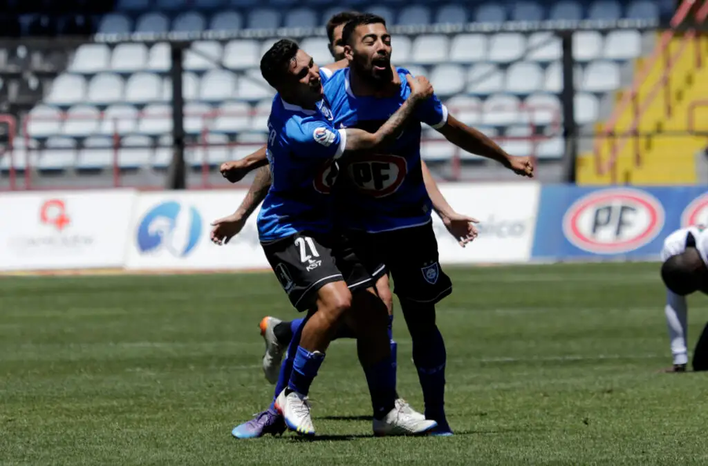 Antonio Castillo celebrando el agónico gol, que le dio el triunfo a Huachipato sobre Cobresal.
