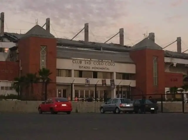 El frontis del Estadio Monumental.