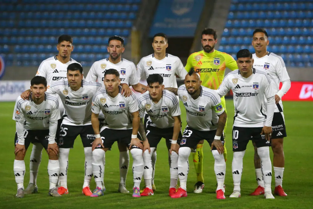 Futbol, Deportes Iquique vs Colo Colo. Fecha 8, Liga de Primera 2025. Los jugadores de Colo Colo posan a los fotografos antes del partido de primera division disputado en el estadio Tierra de Campeones de Iquique, Chile. 12/06/2025 Alex Diaz/Photosport Soccer, Deportes Iquique vs Colo Colo. Date 8, Liga de Primera 2025. Colo Colo Colo players pose to photographers before the first division match played at the Tierra de Campeones stadium in Iquique, Chile. 12/06/2025 Alex Diaz/Photosport