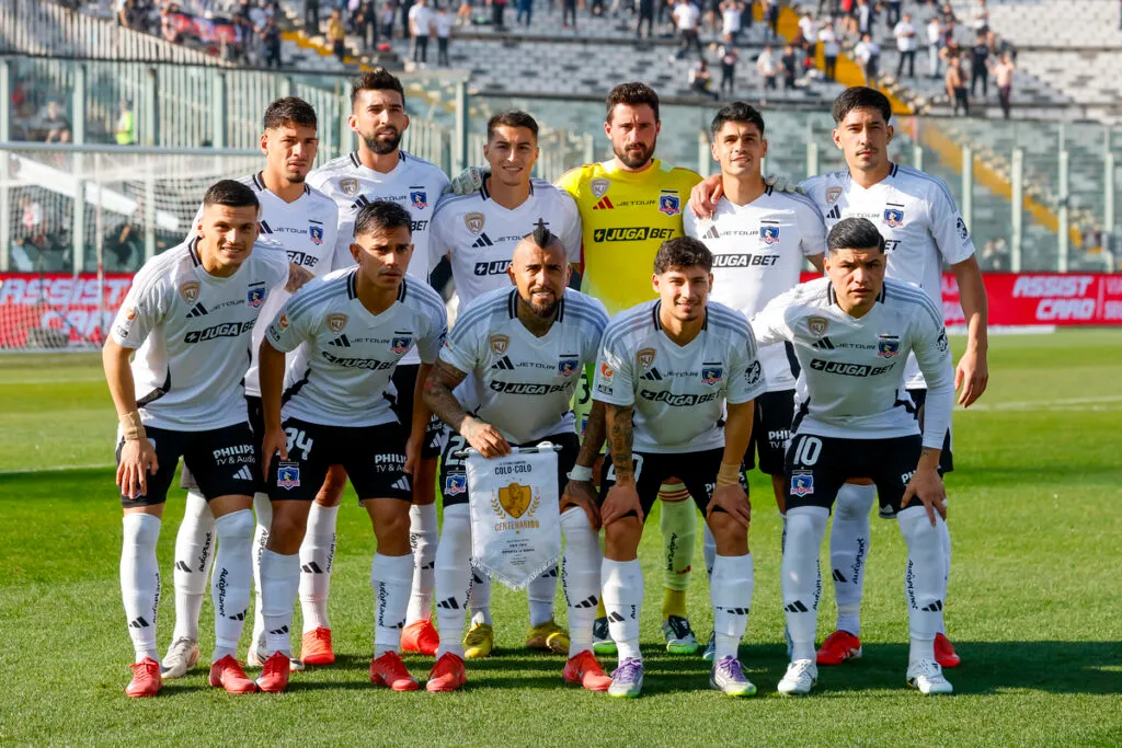Jugadores de Colo-Colo posando para la foto oficial previo al duelo con Deportes La Serena.