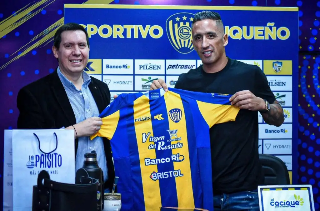 Lucas Barrios fue presentado en Sportivo Luqueño.