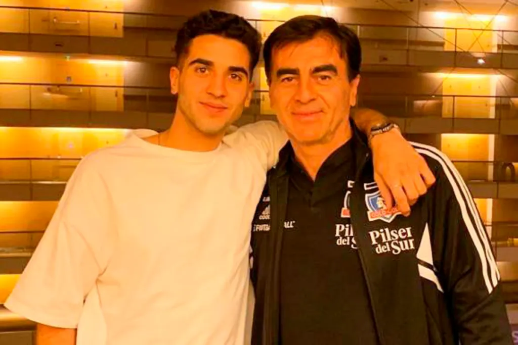 Gustavo Quinteros abrazando a su hijo Sebastián Quinteros.