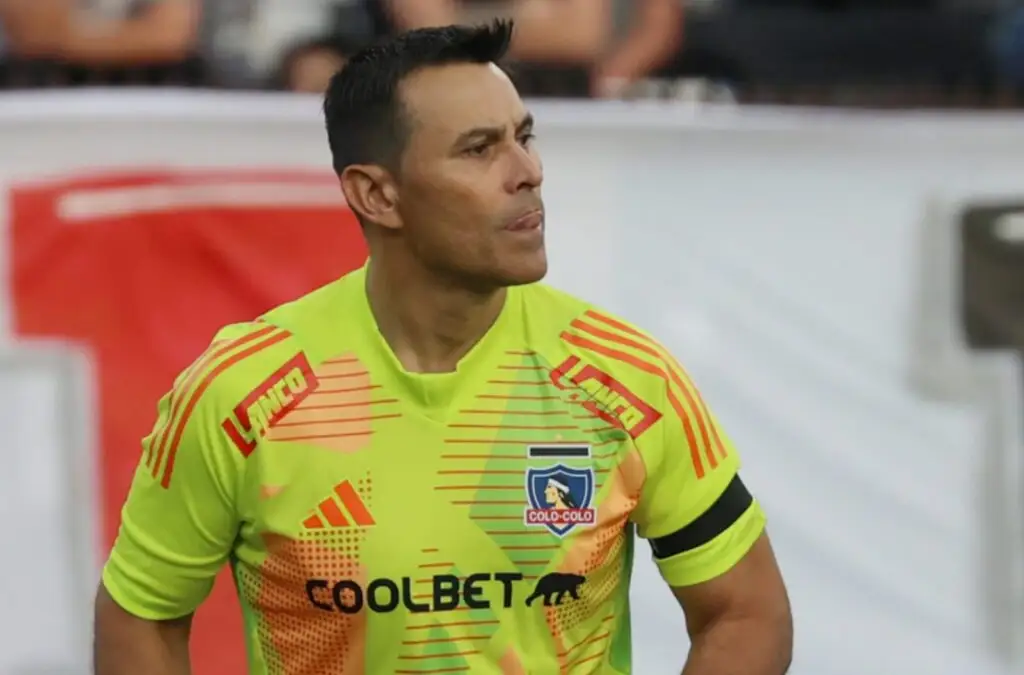 Justo Villar donó su camiseta utilizada en el Duelo de Leyendas vs River Plate.