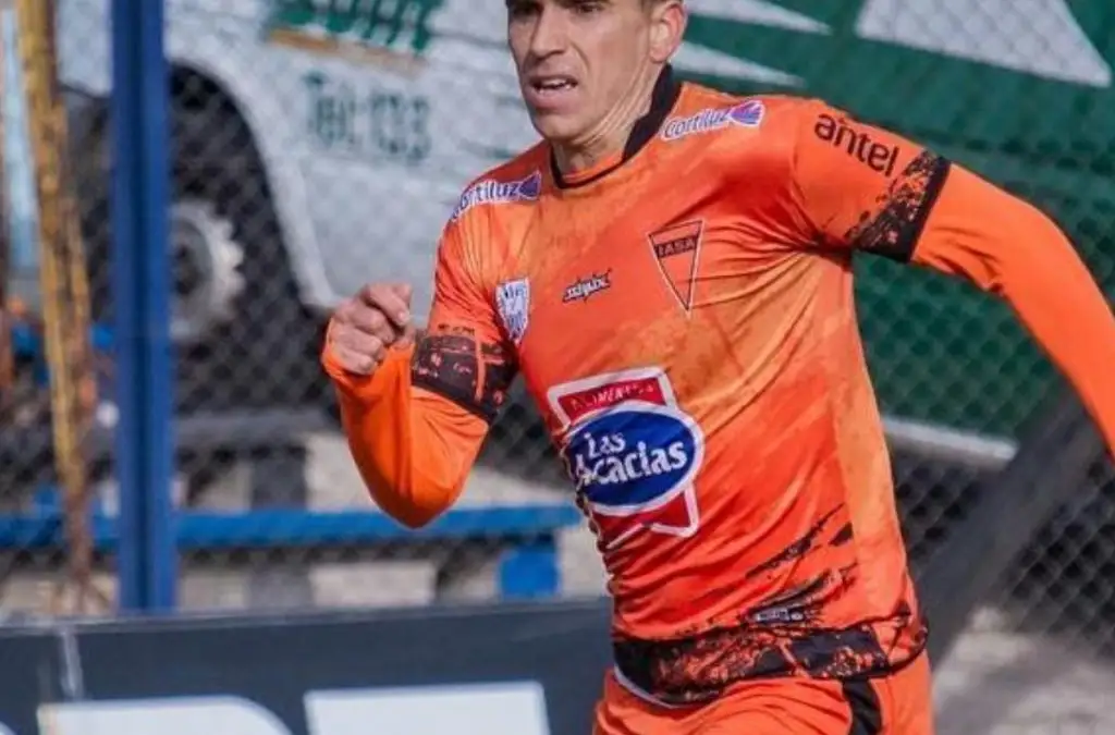Pablo Mouche vistiendo la naranja del Sud America.