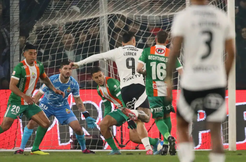 Javier Correa anotó el segundo gol de Colo-Colo frente a Cobresal.