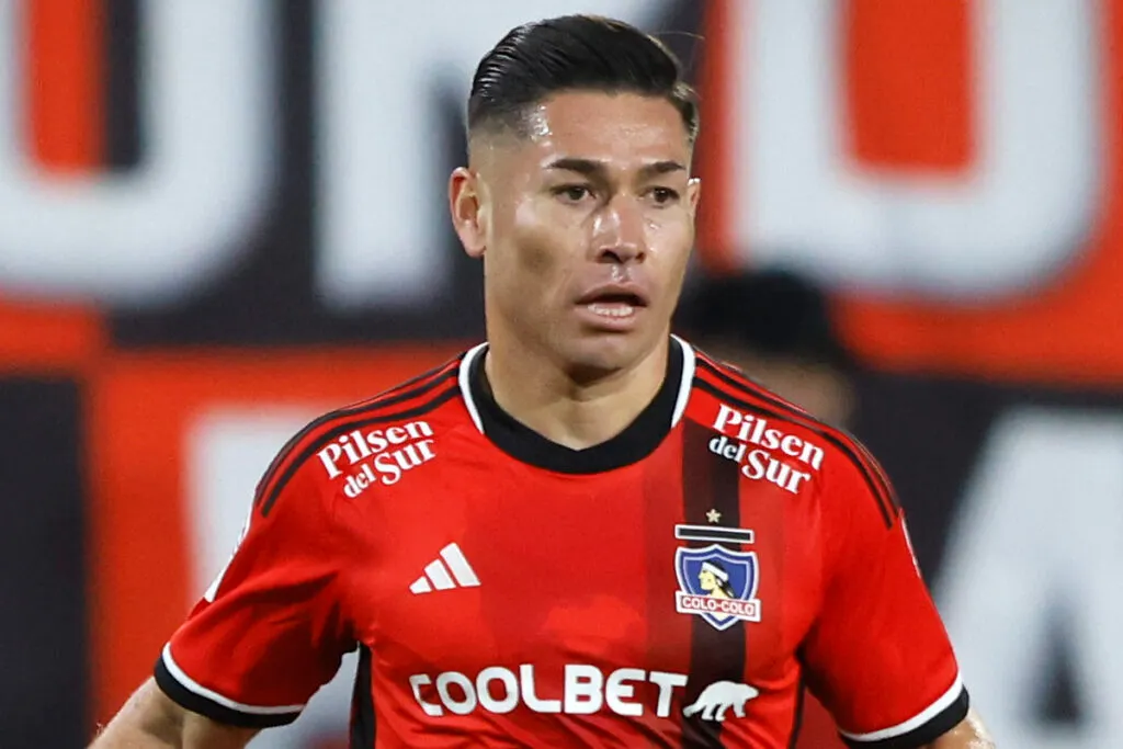 Óscar Opazo con la camiseta de Colo-Colo.