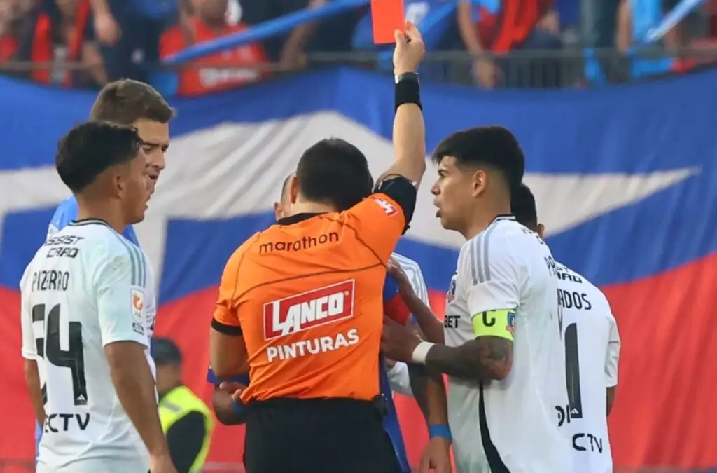 Esteban Pavez fue expulsado en el Superclásico 197.