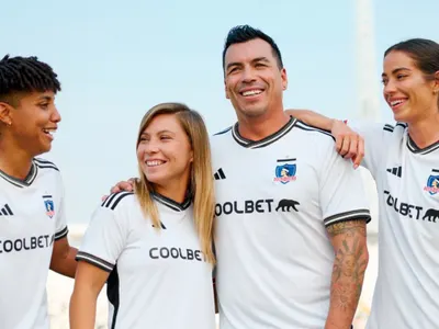 [FOTOS]: Vendedor de camisetas sorprende y lanza indumentaria de Colo-Colo sin el cuello tricolor