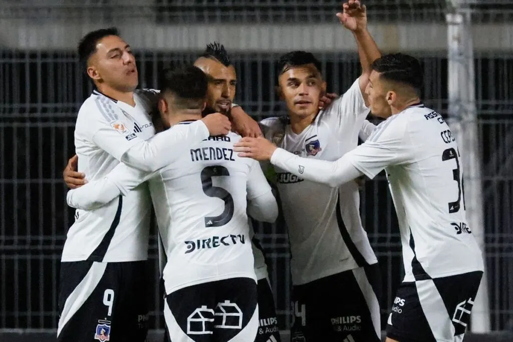 Plantel de Colo-Colo abrazado celebrando un gol. Refuerzo
