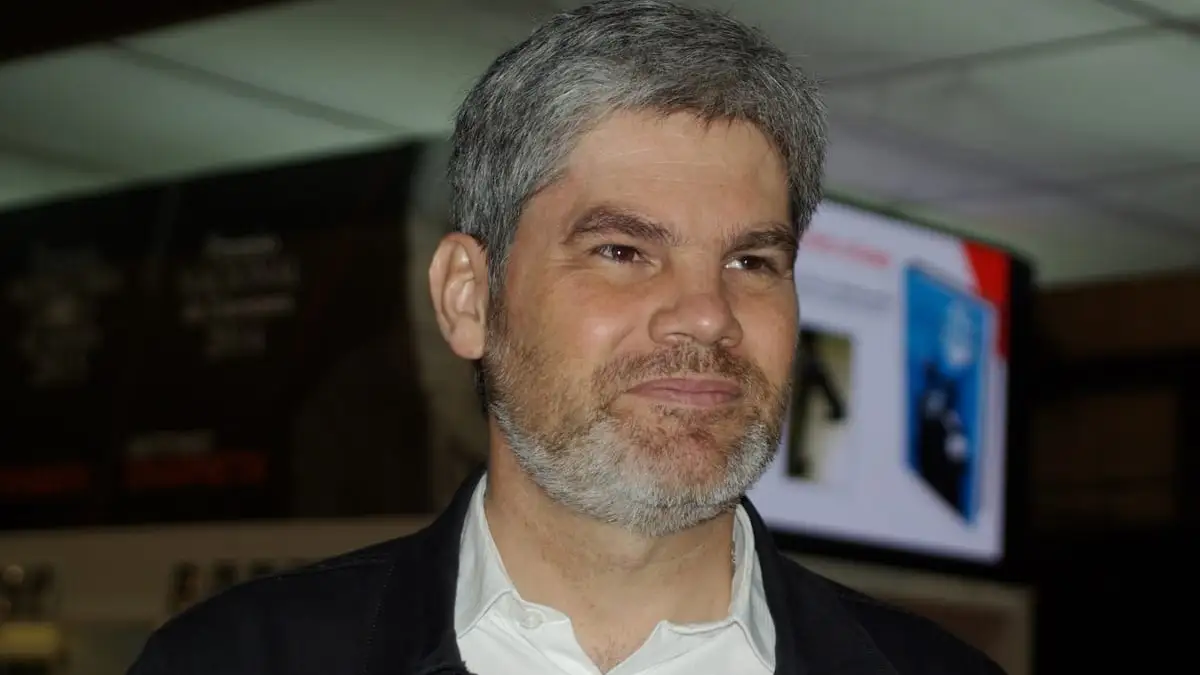 Primer plano de Juan Cristóbal Guarello con camisa y chaqueta