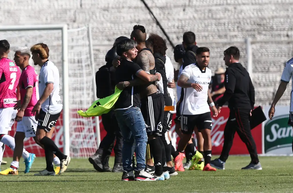 Hinchas de Colo-Colo saltaron a la cancha para acercarse a los jugadores.