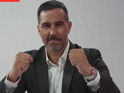 Es oficial: Claudio Bravo deja atrás el arco y es presentado como rostro en canal de TV