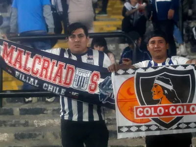 Un sólo corazón: El emotivo recibimiento que preparó la hinchada de Alianza Lima a fanáticos de Colo-Colo en Perú