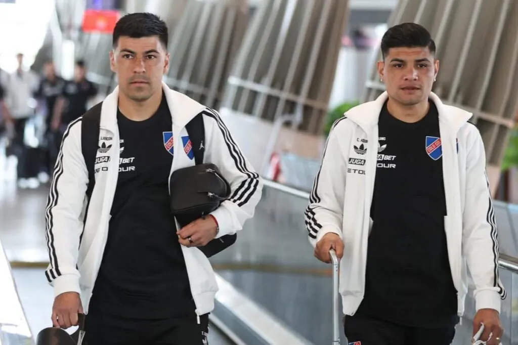 Tomás Alarcón y Claudio Aquino en el Aeropuerto de Santiago.