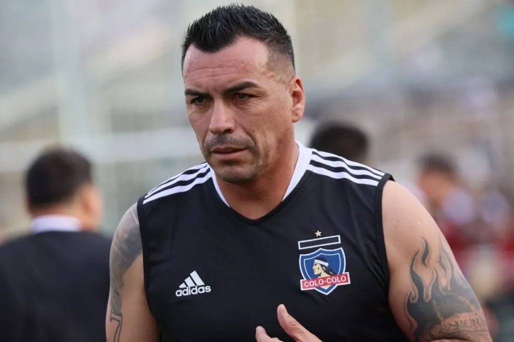 Esteban Paredes con la camiseta de Colo-Colo.