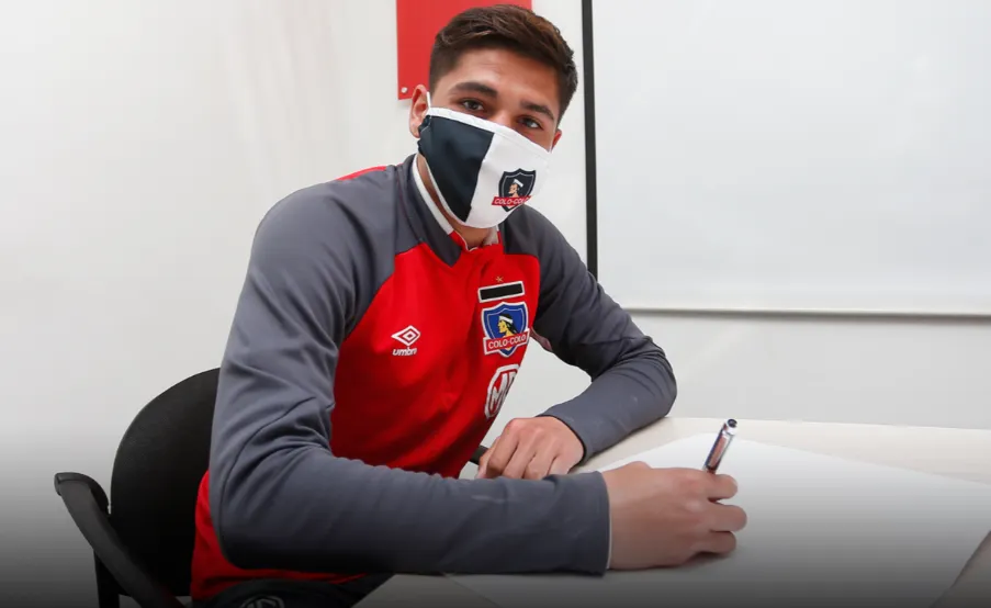 En septiembre de 2020, Pedro Navarro firmó su contrato profesional en Colo Colo.