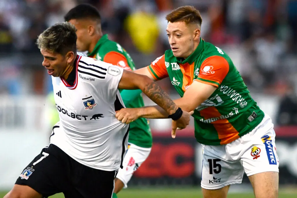 Jugadores de Colo-Colo y Cobresal disputando un balón.
