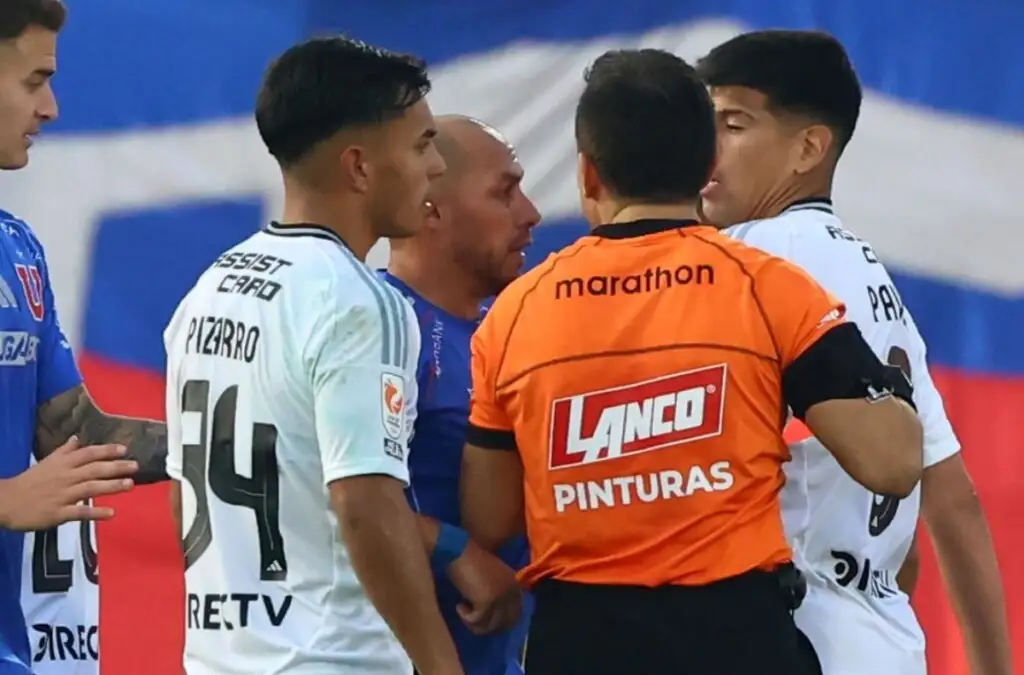 Los capitanes de ambas escuadras terminaron expulsados en el Estadio Nacional.