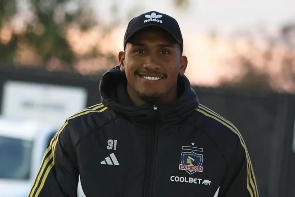 Omar Carabalí con induementaria de Colo-Colo.