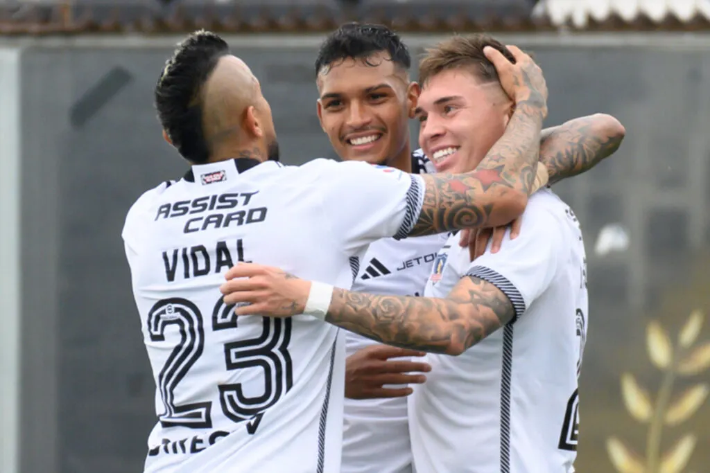 Futbolistas de Colo-Colo celebrando un gol frente a Club Deportes Quillón en Copa Chile.