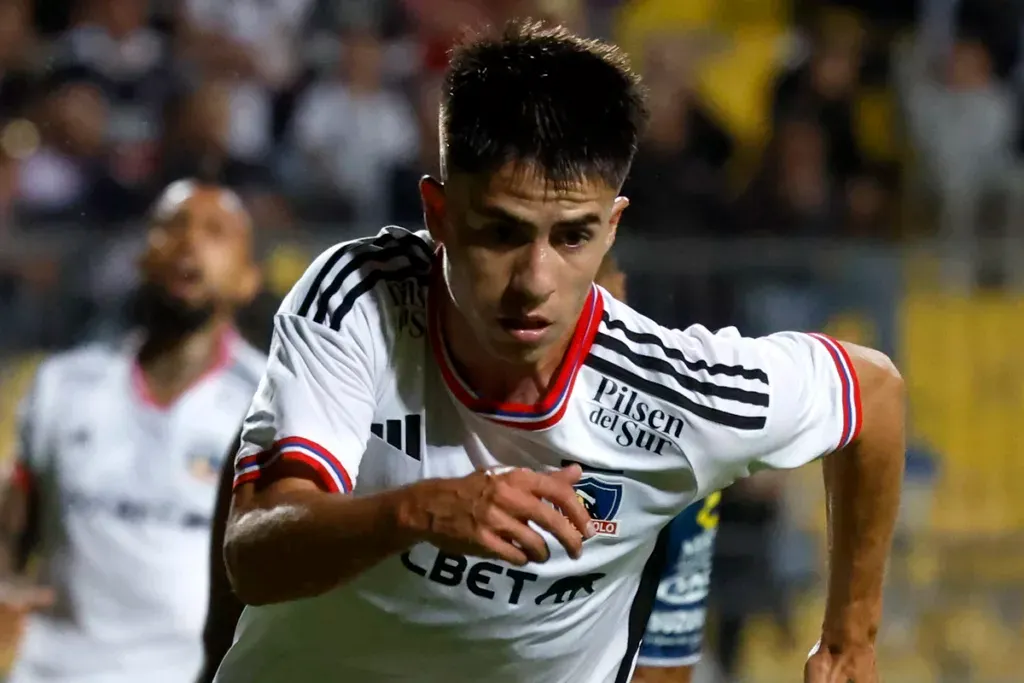 Primer plano de Matías Moya con la camiseta de Colo-Colo.