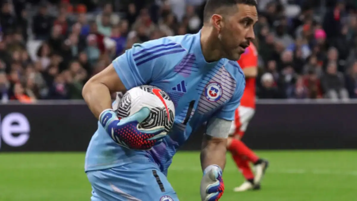 Claudio Bravo con el balón en sus manos en partido de La Roja