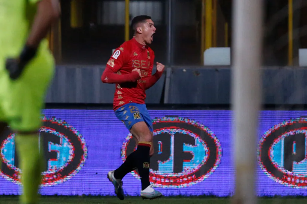Leandro Garate celebrando su gol con Unión Española frente a Audax Italiano