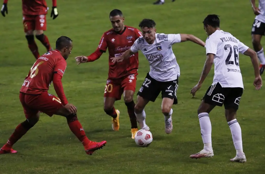 Gustavo Quinteros tuvo que alinear a la mayoría de juveniles para enfrentar a Ñublense en 2021 tras la gran cantidad de contactos estrechos por Covid-19.