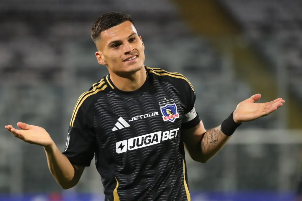 Lucas Cepeda celebrando su gol por Colo-Colo frente a Racing Club.