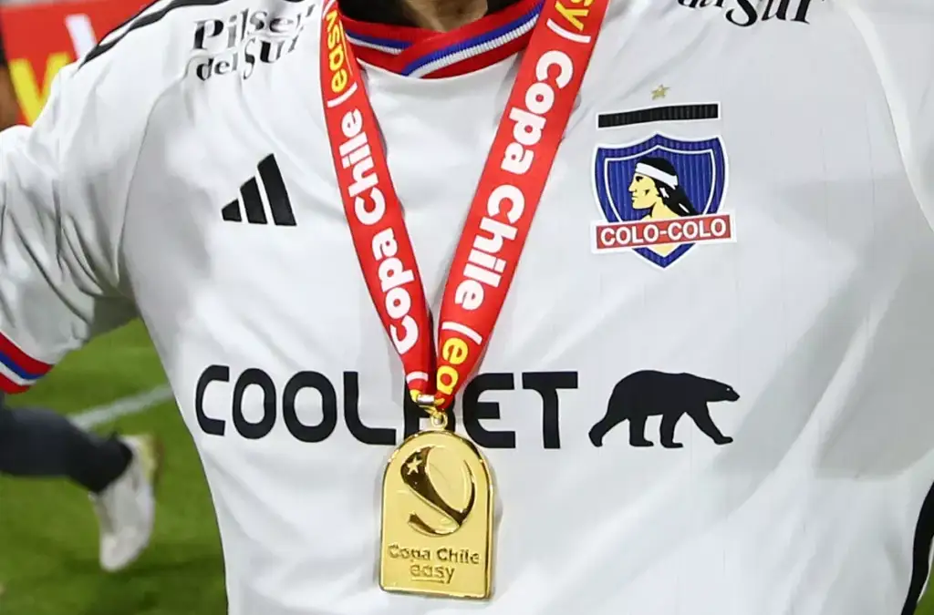 Camiseta de Colo-Colo con la medalla de campeón de la Copa Chile 2023