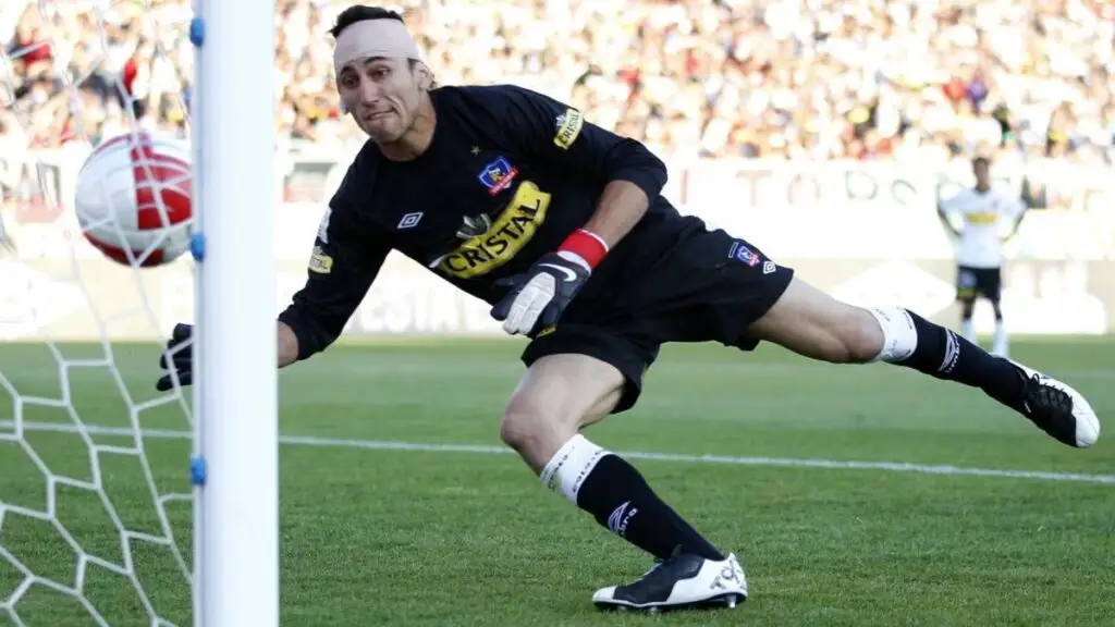 Raúl Olivares recibió una fuerte patada en el rostro durante un Superclásico de 2011.