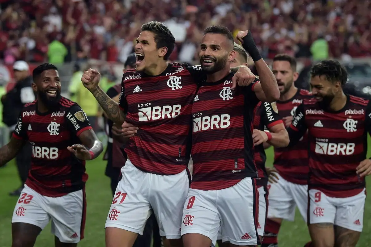 — Flamengo’s Pedro (C) celebrates with teammates after scoring against Corinthians during the Copa Libertadores football tournament quarterfinals all-Brazilian second leg match, at the Maracana stadium in Rio de Janeiro, Brazil, on August 9, 2022. (Photo by Carl DE SOUZA / AFP)