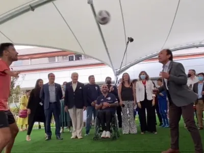 [VIDEO]: Jaime Pizarro se luce haciendo freestyle con un balón de fútbol junto a un ex paciente Teletón