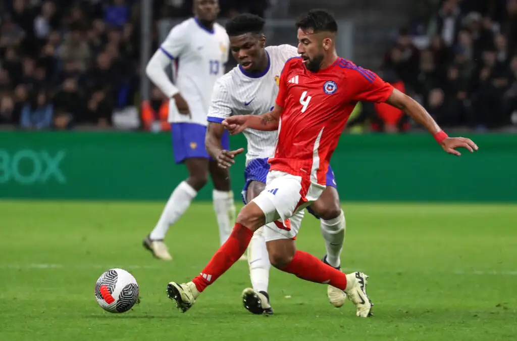 Mauricio Isla durante el partido amistoso entre Chile y Francia.