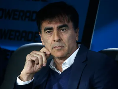 Gustavo Quinteros clama por la experiencia en el plantel de Colo Colo: «Estamos jugando con 7 juveniles»