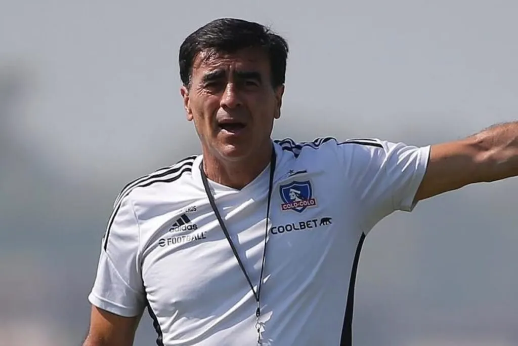 Primer plano a Gustavo Quinteros con camiseta de Colo-Colo en un entrenamiento.