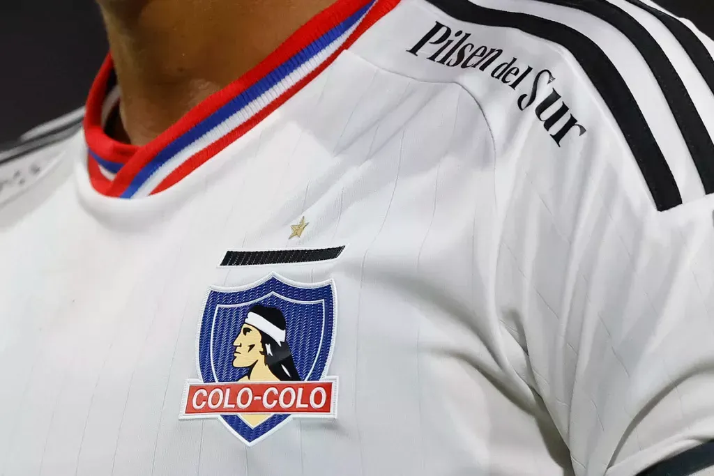 Primer plano a la camiseta de Colo-Colo durante la temporada 2023.