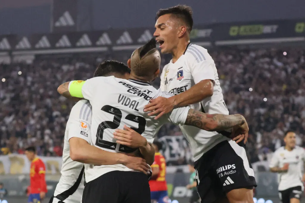Jugadores de Colo-Colo celebrando un gol frente a Unión Española.