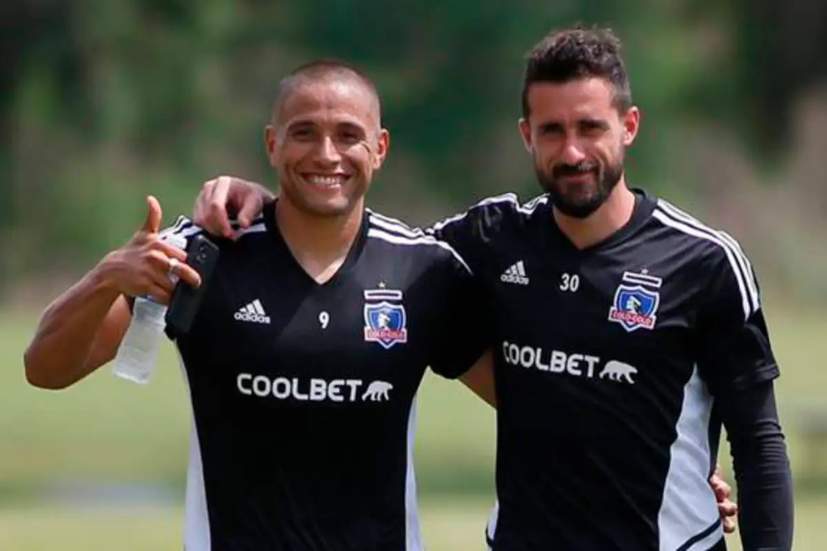 Fernando de Paul y Leandro Benegas con camiseta de Colo-Colo.