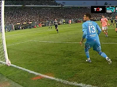 [VIDEO] ¿Entró el balón? Revive la jugada de Gabriel Costa que todo el público pidió como gol