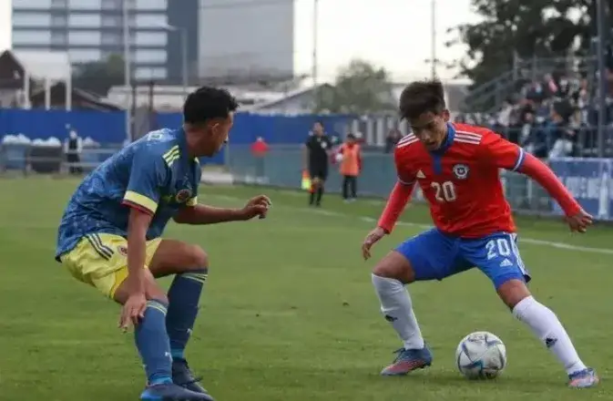 Ian Subiabre jugando por La Roja en 2022.