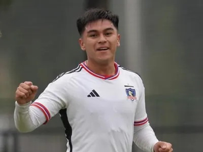 [VIDEO]: Así fue el golazo de Bastián Silva que le dio el triunfo a Colo-Colo ante la UC en el último minuto de partido