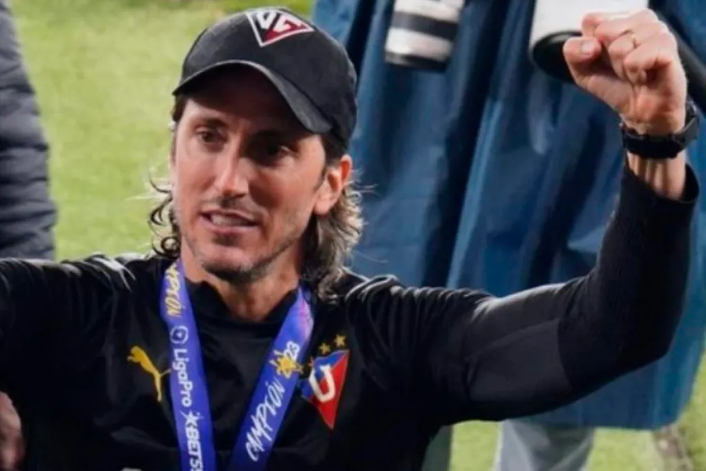 Luis Zubeldía con el puño en alto y con claros signos de emoción tras conquistar un nuevo título con la Liga Universitaria de Quito.