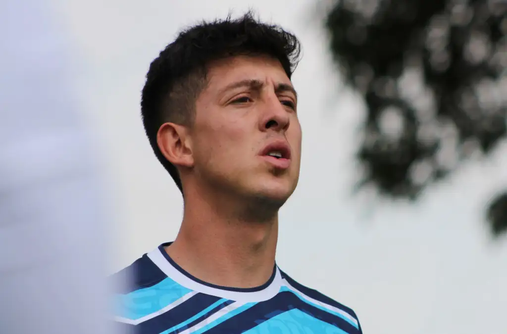 Primer plano a Pablo Parra en medio de un entrenamiento con la camiseta del Club Puebla de México.