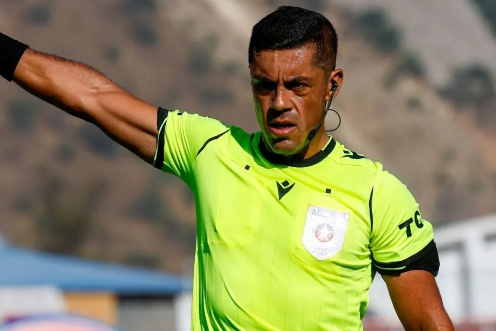 El árbitro Nicolás Gamboa