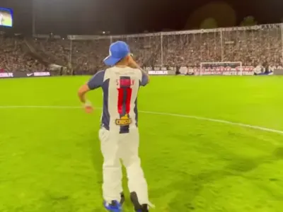 [VIDEO] Con mensaje para Colo-Colo incluído: Músico chileno la rompe cantando en un partido de Alianza Lima