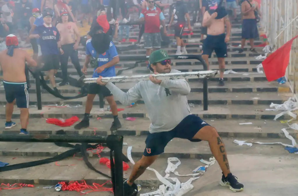 Graves incidentes se vivieron en el último Superclásico entre Colo-Colo y Universidad de Chile por parte de ambas hinchadas.