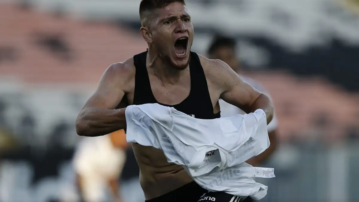 Futbol, Colo Colo vs Universidad de Chile Fecha 5, campeonato Nacional 2021. El jugador de Colo Colo Leonardo Gil celebra su gol contra Universidad de Chile durante el partido de primera division disputado en el estadio Monumental de Santiago, Chile. 25/04/2021 Dragomir Yankovic/Photosport Football, Colo Colo vs Universidad de Chile Fifth date, 2021 National Championship. Colo Colo’s player Leonardo Gil celebrates after scoring against Universidad de Chile during the first division match held at the Monumental stadium in Santiago, Chile 25/04/2021 Dragomir Yankovic/Photosport