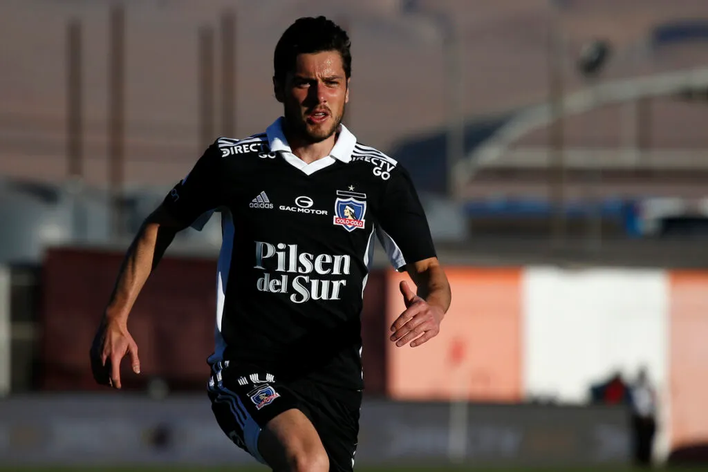 Marco Rojas corriendo en un partido de Colo Colo